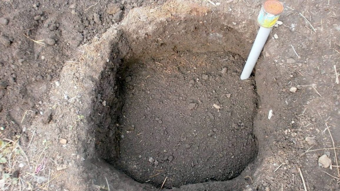 После того, как яма будет заполнена питательной смесью, её оставляют на несколько месяцев, закрывая поливочную трубу